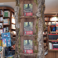 ¡Qué bonito tienen expuestos los ejemplares de “La vida secreta de los árboles” en la @libreriataigamadrid! 😍😍😍

#libros #libro #bosques #naturaleza #ecología #ecologismo #árboles #peterwohlleben