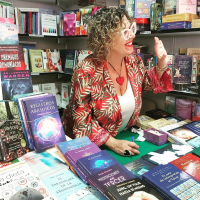 Gracias a Maria del Mar Tort i Casals, quien ha estado esta tarde en la Feria del Libro de Madrid firmando su nuevo libro “El arte de interpretar el tarot”, además de sus ya clásicos “Manual de interpretación del Tarot”, “Manual de interpretación del Tarot con los 78 arcanos”, el “Tarot de las Sensaciones” y la “Libreta de Lecturas”. Todo un lujo el contar con su presencia, jovialidad y sabiduría. 

@martortcasals @escolamarilocasals ✨✨

#tarot #arte #feriadellibrodemadrid