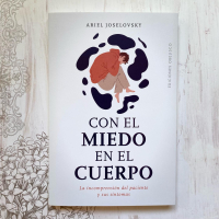 “Con el miedo en el cuerpo” llega para enfrentarnos a la pregunta que su autor nos hace: “¿Qué cuerpo aguanta, sin dar síntomas, el retener los deseos, no ser congruentes con los sentimientos, soportar el miedo, la ansiedad y la angustia?”. 

Ariel Joselovsky nos explica que un cuerpo sereno, sin turbulencias de emociones y sentimientos encontrados, se consigue con decisiones. Adentrarse en este libro es ya toda una decisión porque nos ofrece la oportunidad de saber mirar para adentro con verdadera autocrítica y aprender a pedir ayuda, como el autor nos dice. Un libro muy recomendado para terapeutas, médicos y todo aquel que desea conocerse mejor.

@arieljoselovsky ✨

#cuerposano #cuerpo #conoceteatimismo
