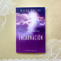 “Cómo sacar partido a tu encarnación” es un manual práctico que pretende ayudar a todo el mundo a aprovechar el tiempo que pasamos aquí y ahora. Para ello Mauro Kwitko, su autor, nos recuerda que necesitamos liberarnos de las ilusiones. “Los hechos son los hechos, pero lo que debemos hacer es detectar nuestra forma negativa de sentir y reaccionar ante ellos, porque ahí están nuestras imperfecciones e impurezas, lo que debemos mejorar o curar en nosotros”. Ésta es la base de la psicoterapia reencarnacionista, y es a partir de ésta que el autor desarrolla su discurso repleto de múltiples consejos para volvernos mejores y más puros: “La ‘cáscara’ envejeciendo, el espíritu evolucionando, así debe ser”, dice el autor.

#encarnacion #reencarnacion #crecimientopersonal